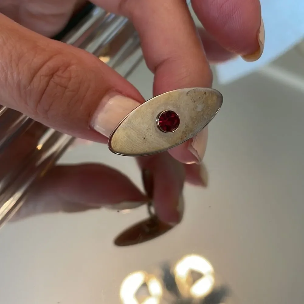 Vtg gold tone‎ oval shaped cuff links with red stone